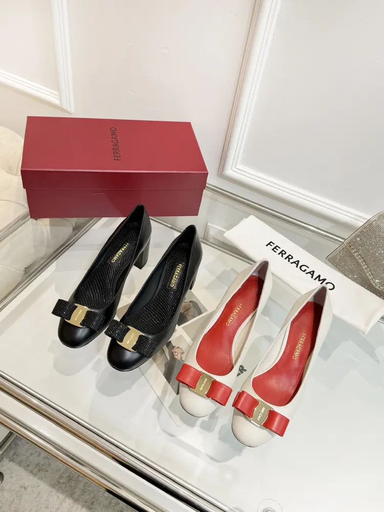 new styles of Salvatore Ferragamo new version of Vara small buckle and small bow thick heel