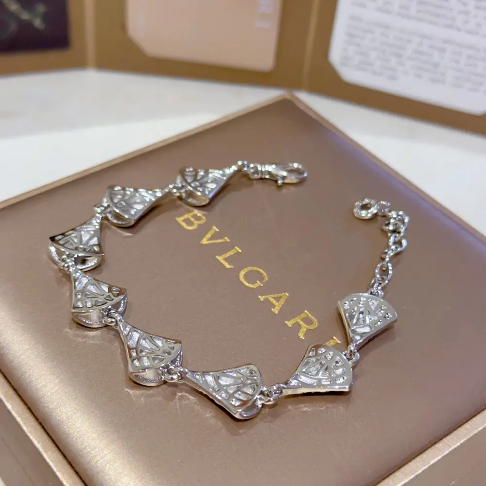 Bvlgari DIVAS’ DREAM series is in perfect condition and has invincible details. The unique