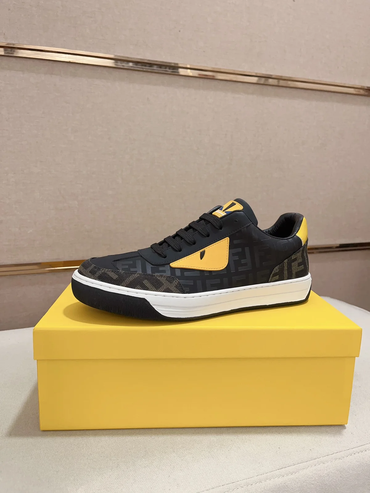 Fendi casual sports shoes upper Imported cowhide fabric Imported sheepskin lining. Original