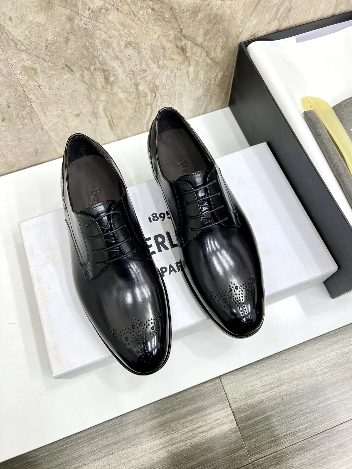 Berluti men’s hand-brushed formal leather shoes are shipped. Selected high-quality imported