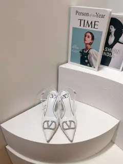 Valentino. Valentino VLogo series shoes The latest rhinestone buckle series in the counter