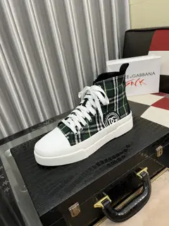 Dolce & Gabbana men’s casual shoes are on sale at the same time in the z cabinet The upper