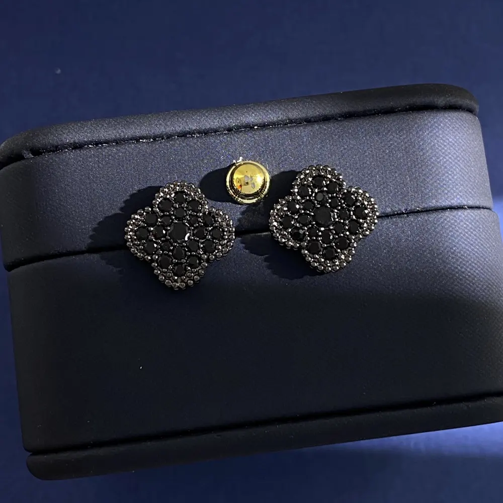Van Cleef & Arpels Black Diamond Full Diamond Four-Leaf Clover Four-Leaf Flower Diamond