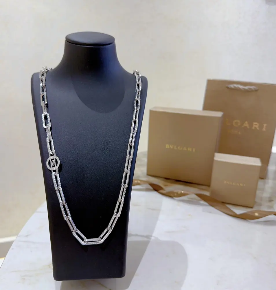 Bvlgari DIVAS’ DREAM series is in perfect condition and has invincible details. The unique