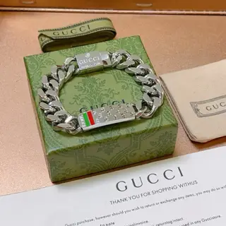 The latest classic Gucci bracelet. Exquisite. Both the style and the texture are absolutely