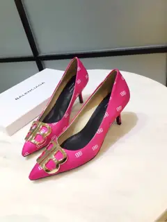 Super popular [Balenciaga] Balenciaga recommends a super feminine style