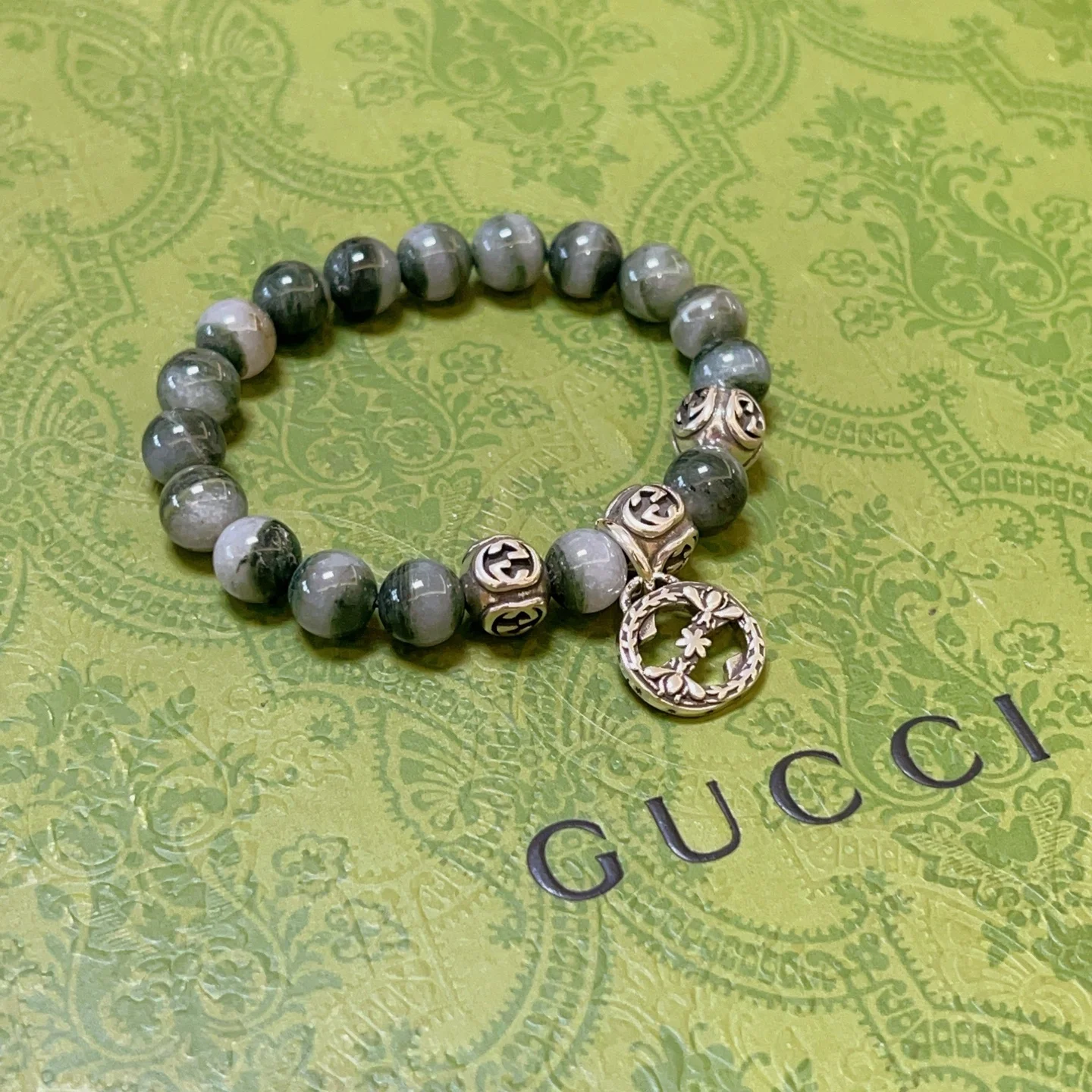 Gucci Bracelet for both men and women. The latest tea stone bracelet is of a higher grade
