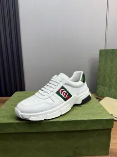 Gucci casual fashion men’s shoes The upper