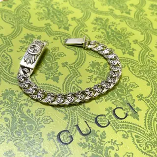 The latest classic Gucci bracelet. Exquisite. Both the style and the texture are absolutely