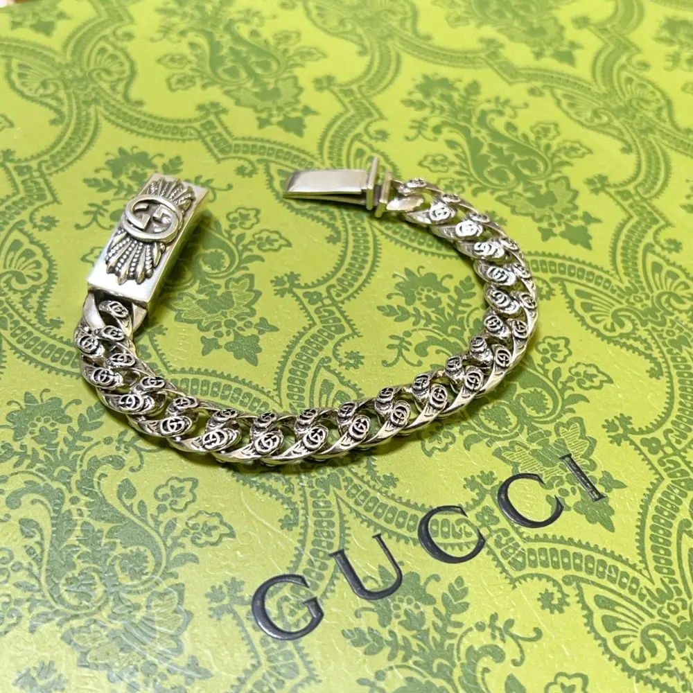 The latest classic Gucci bracelet. Exquisite. Both the style and the texture are absolutely