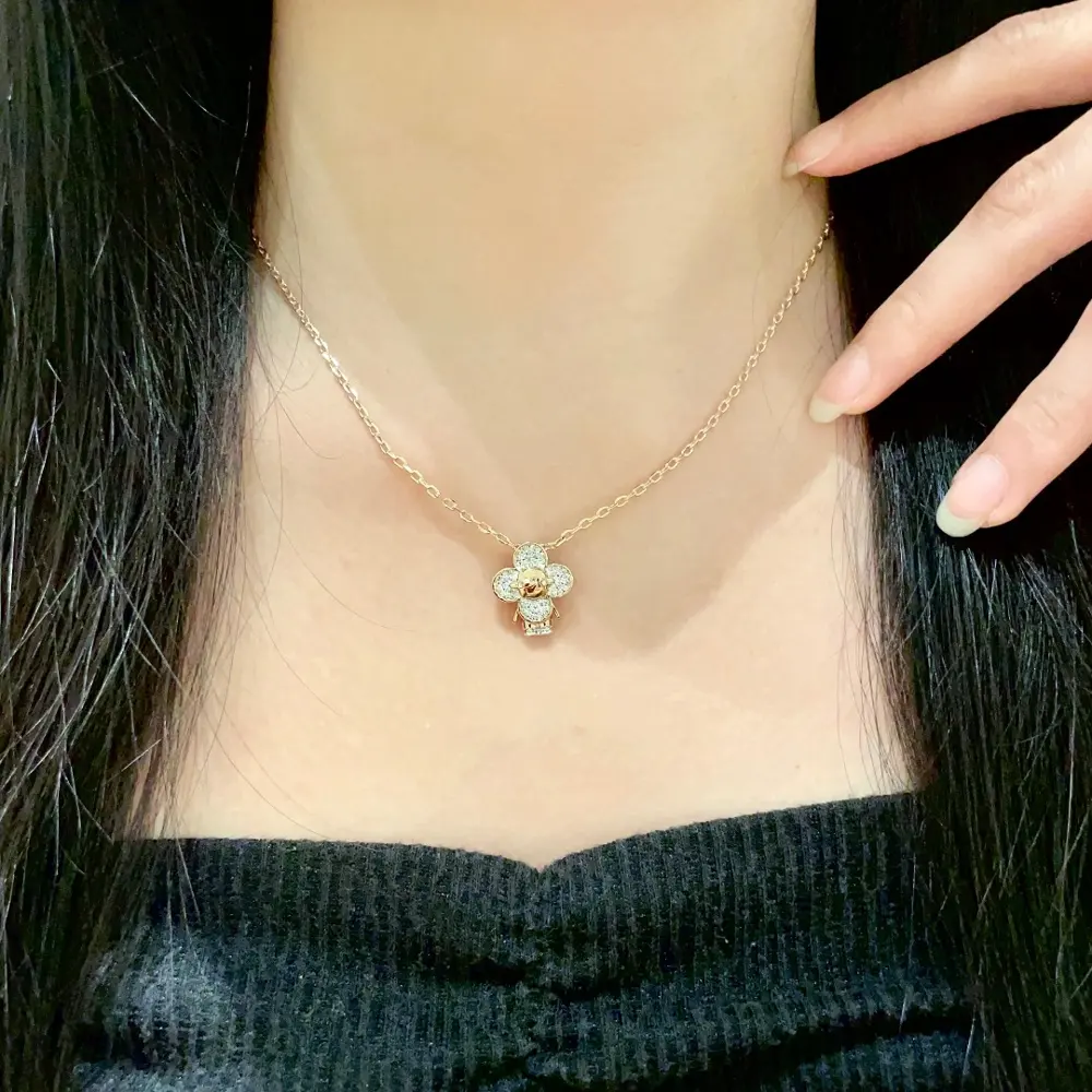 Louis Vuitton classic floral design double flower design pendant necklace
