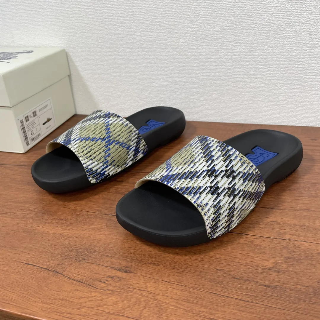 BURBERRY Solid Check Slippers