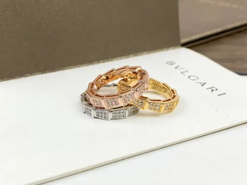 Bvlgari full diamond snake ring The delicate and enchanting line design is decorated with