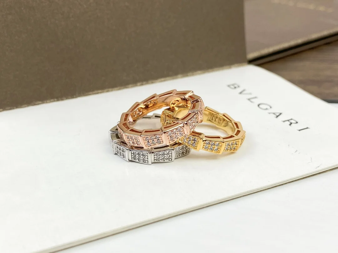 Bvlgari full diamond snake ring The delicate and enchanting line design is decorated with