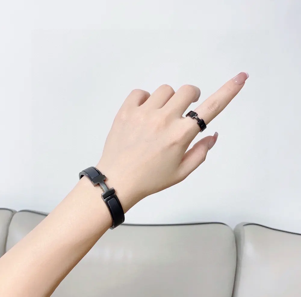 Hermes Black Warrior H Ring I fell in love with it at first sight. The material is from the