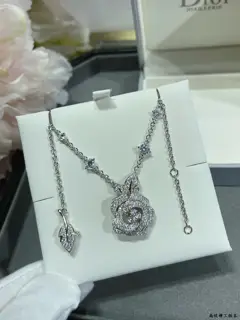 V-gold plated Dior single rose necklace
