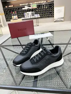 BALLY sports shoes are in the same classic color scheme as the counter