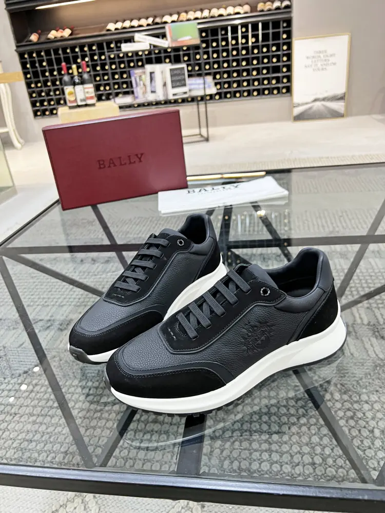 BALLY sports shoes are in the same classic color scheme as the counter