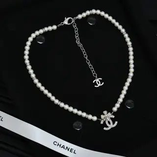 Chanel four-leaf clover double c pearl necklace