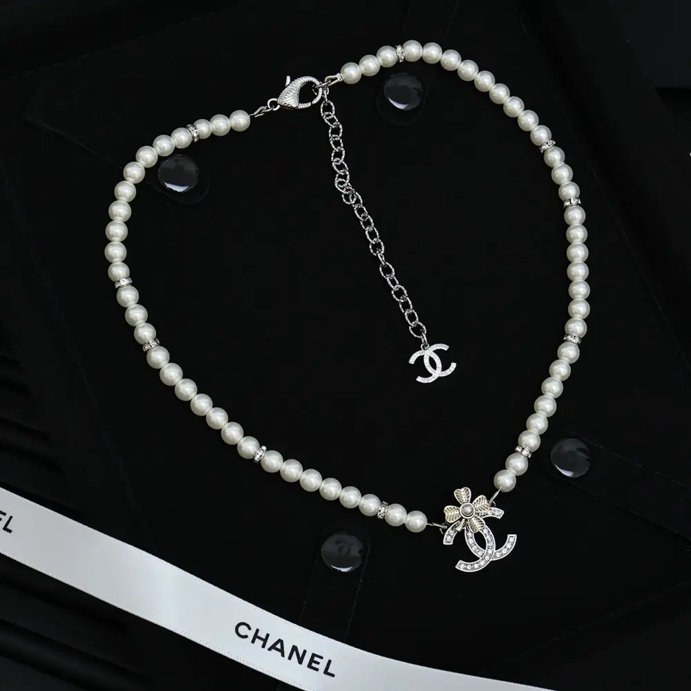 Chanel four-leaf clover double c pearl necklace