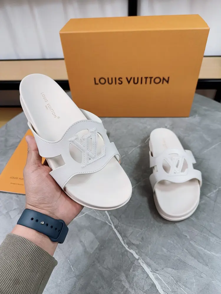 Louis Vuitton slippers Adjustable belt buckle design Full of beach style Original mold LV