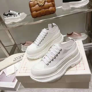 McQueen latest version of men’s and women’s couple’s shoes