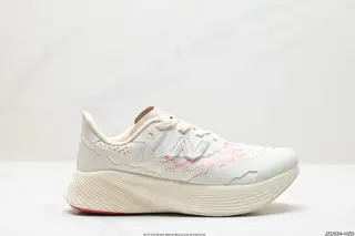 New Balance uses ultra-light and breathable 3D knitted mesh material to construct the upper WRCELSV2