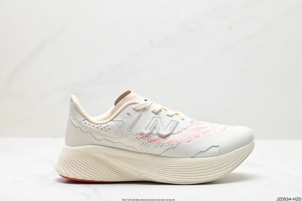 New Balance uses ultra-light and breathable 3D knitted mesh material to construct the upper WRCELSV2