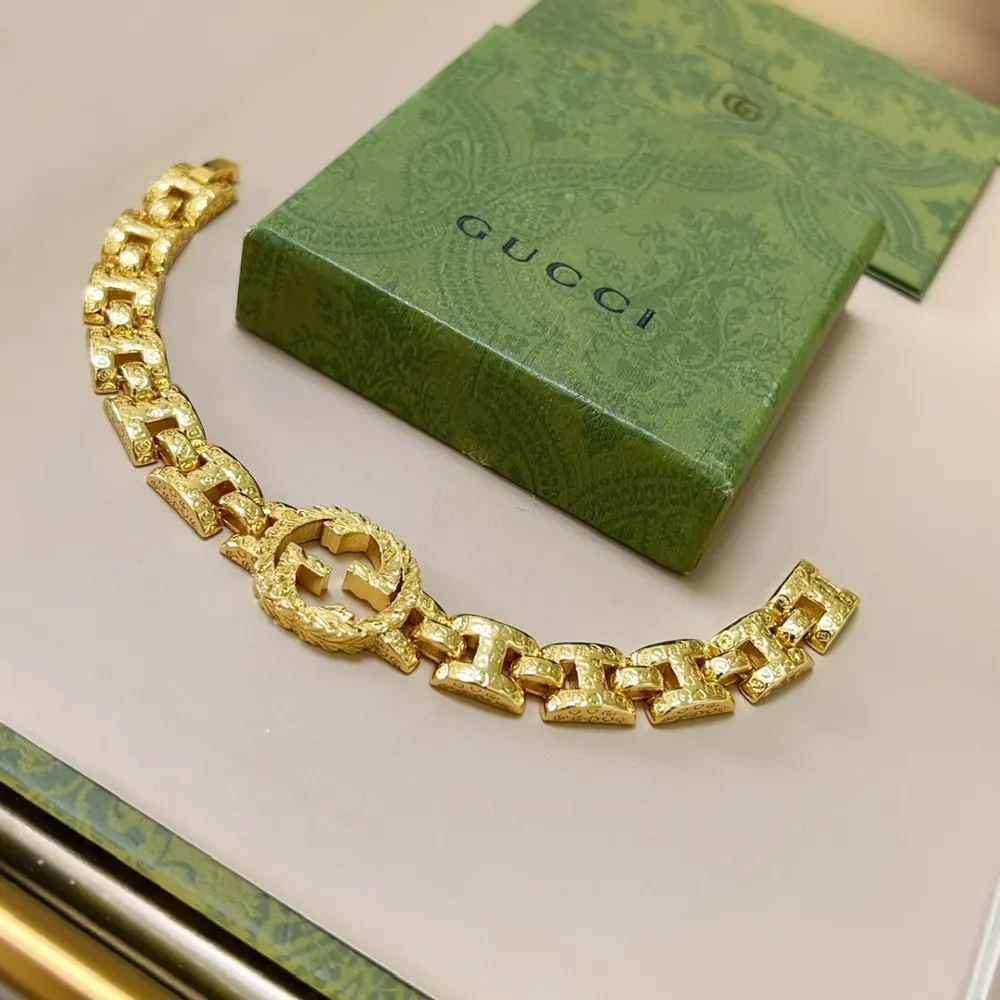 The latest classic Gucci bracelet. Exquisite style and texture. It is absolutely top-notch