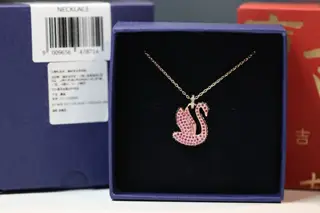 Swarovski’s new pink diamond swan necklace adopts the classic Swarovski swan shape