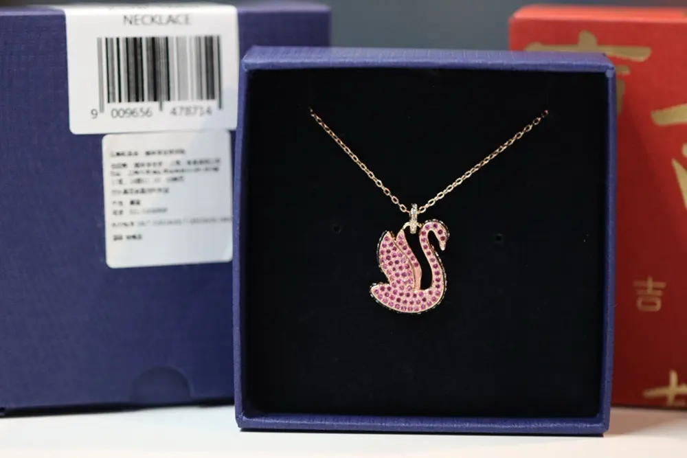 Swarovski’s new pink diamond swan necklace adopts the classic Swarovski swan shape
