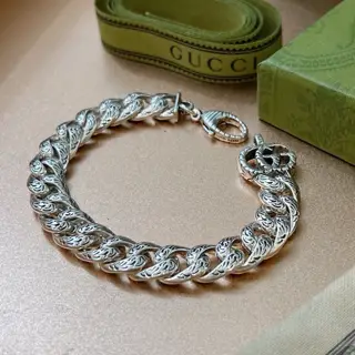 The latest classic Gucci bracelet. Exquisite. Both the style and the texture are absolutely