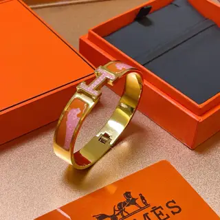 Hermès bracelet Enamel craftsmanship is a real test of the craftsman’s skills. To ensure