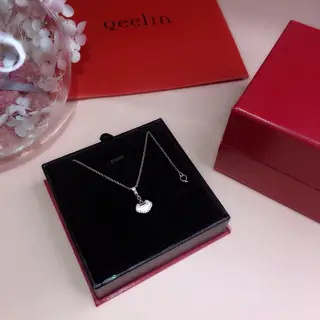 Qeelin red agate and mother-of-pearl Ruyi lock necklace