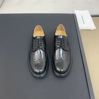 Salvatore Ferragamo Ferragamo height-enhancing leather shoes series are sold at the counter