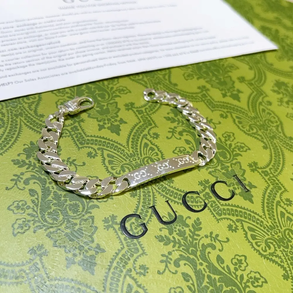 The latest classic Gucci bracelet. Exquisite style and texture. It is absolutely top-notch