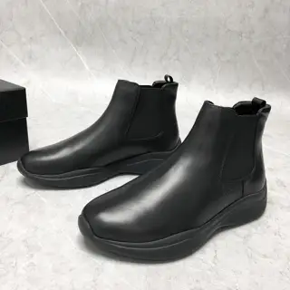 Prada men’s mid-top leather wool boots are out. The finale of the 21 autumn show. The