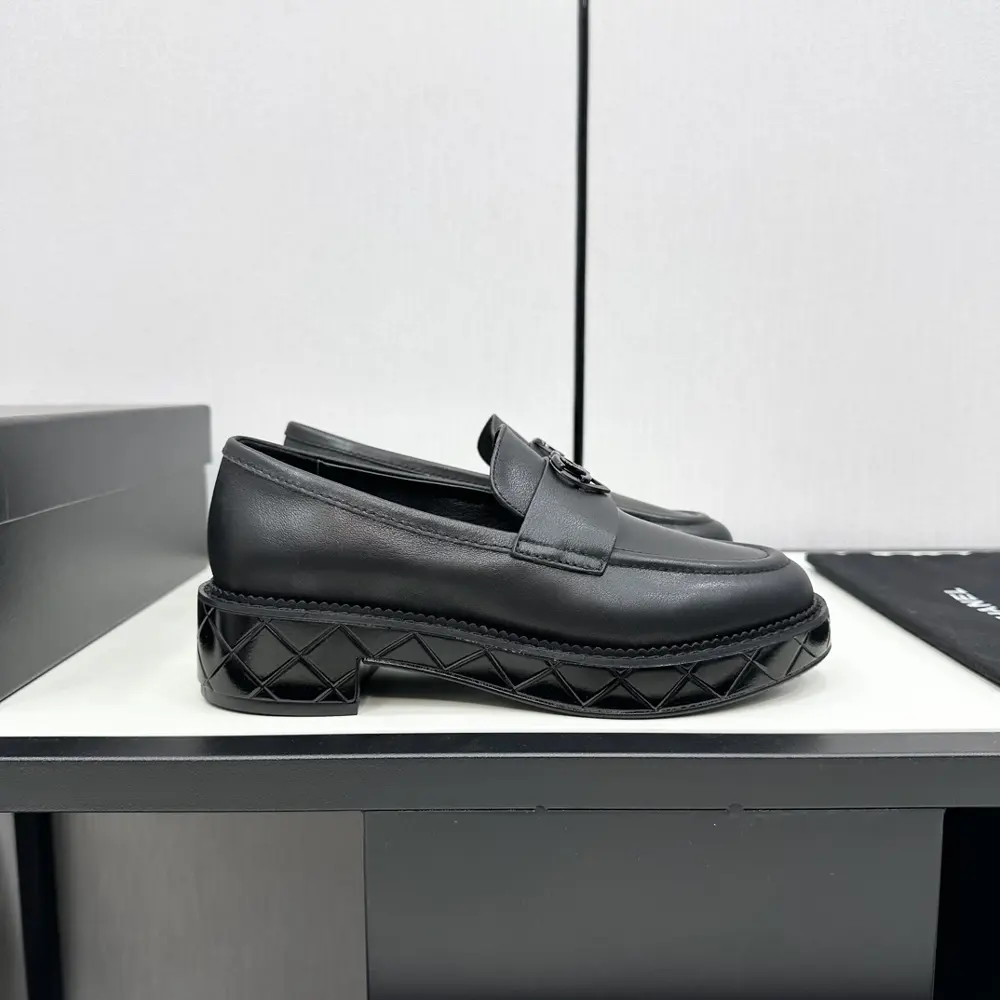 Chanel loafers original molded hardware buckle Top version made at the purchasing level