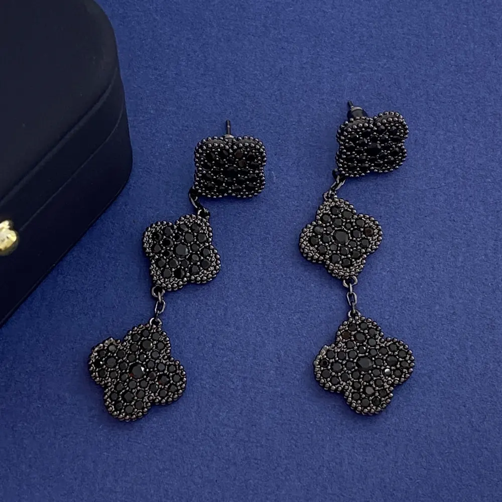 Van Cleef & Arpels Black Diamond Full Diamond Four-Leaf Clover Four-Leaf Flower Diamond
