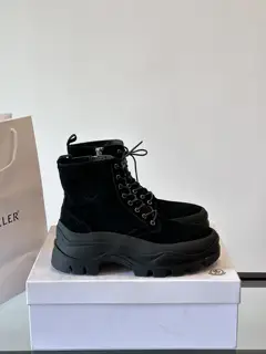 Moncler high-top men’s boots are a distinctive men’s item