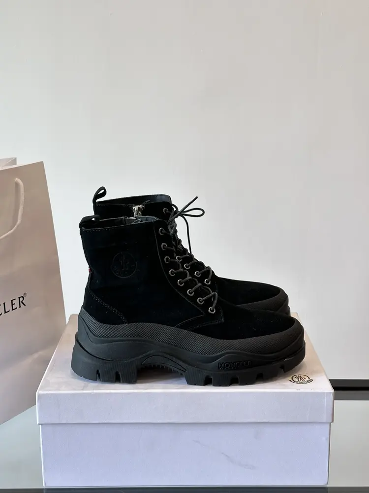 Moncler high-top men’s boots are a distinctive men’s item