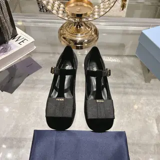 Prada classic mid-heel T-strap shoes Square toe with butterfly flowers is more attractive