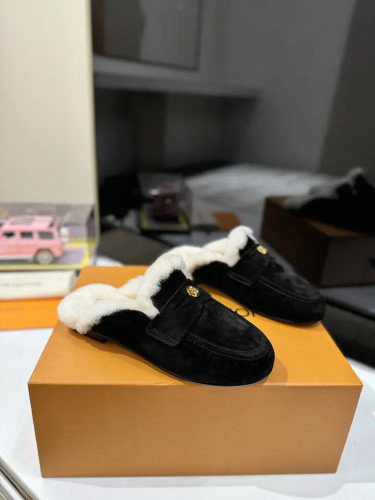 This pair of Louis Vuitton slippers is also very good looking