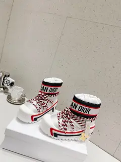 Dior snow boots are chubby and cute. →_→From the DiorAlps limited series