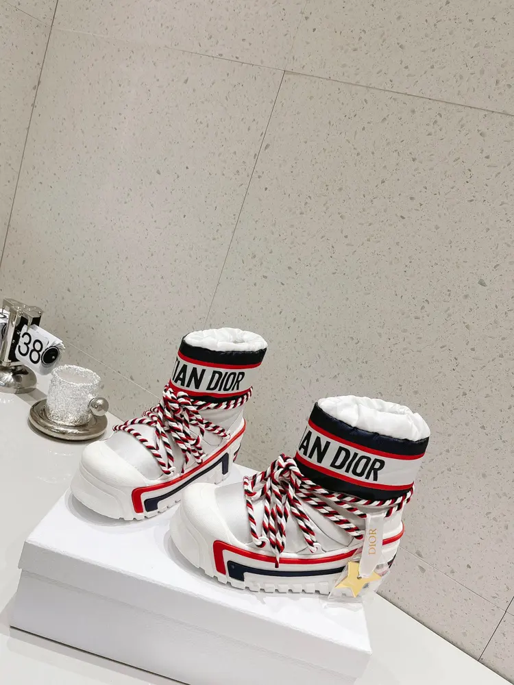 Dior snow boots are chubby and cute. →_→From the DiorAlps limited series