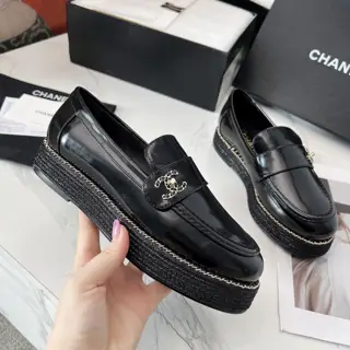 Chanel loafers are full of retro style. The delicate shoe shape is very pleasing to the