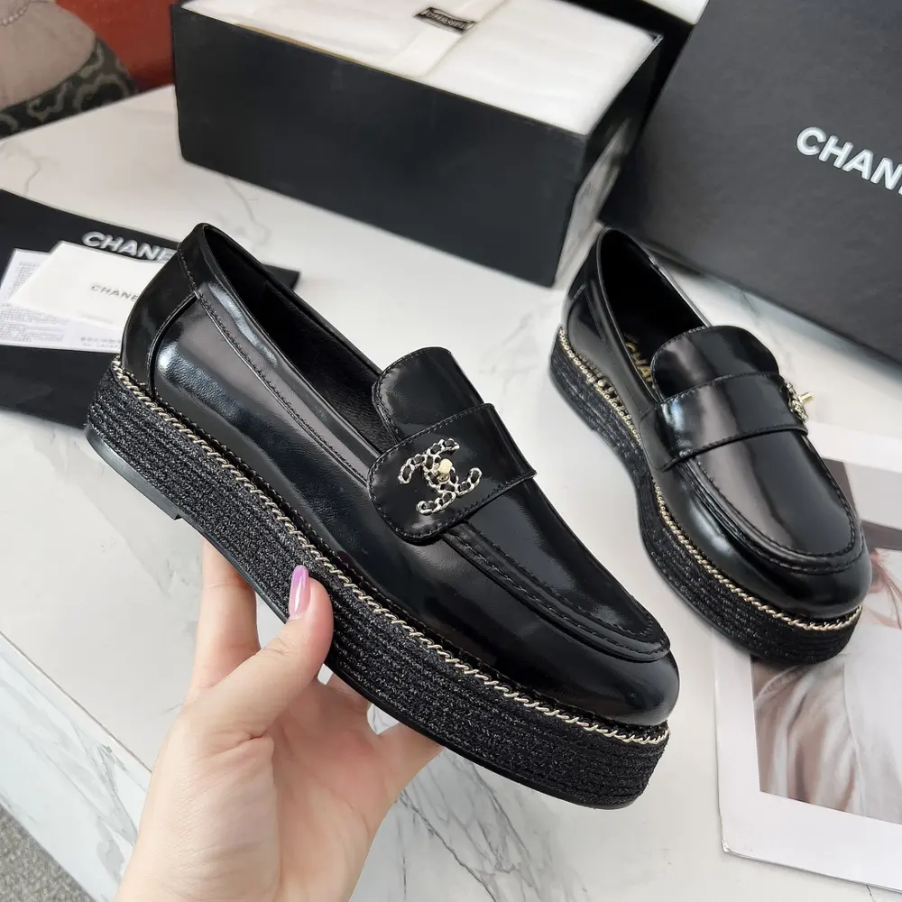 Chanel loafers are full of retro style. The delicate shoe shape is very pleasing to the