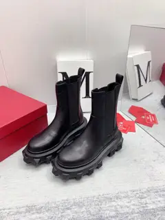 Valentino 2022 autumn and winter latest fashion catwalk Chelsea boots