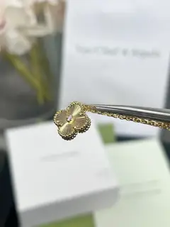 Van Cleef & Arpels Christmas limited edition single diamond carved four-leaf clover necklace