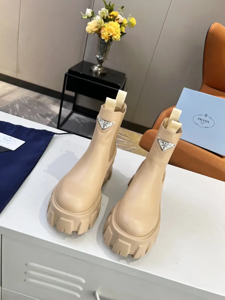 SSS launches Prada short boots series PRADA early autumn and winter catwalk show Internet